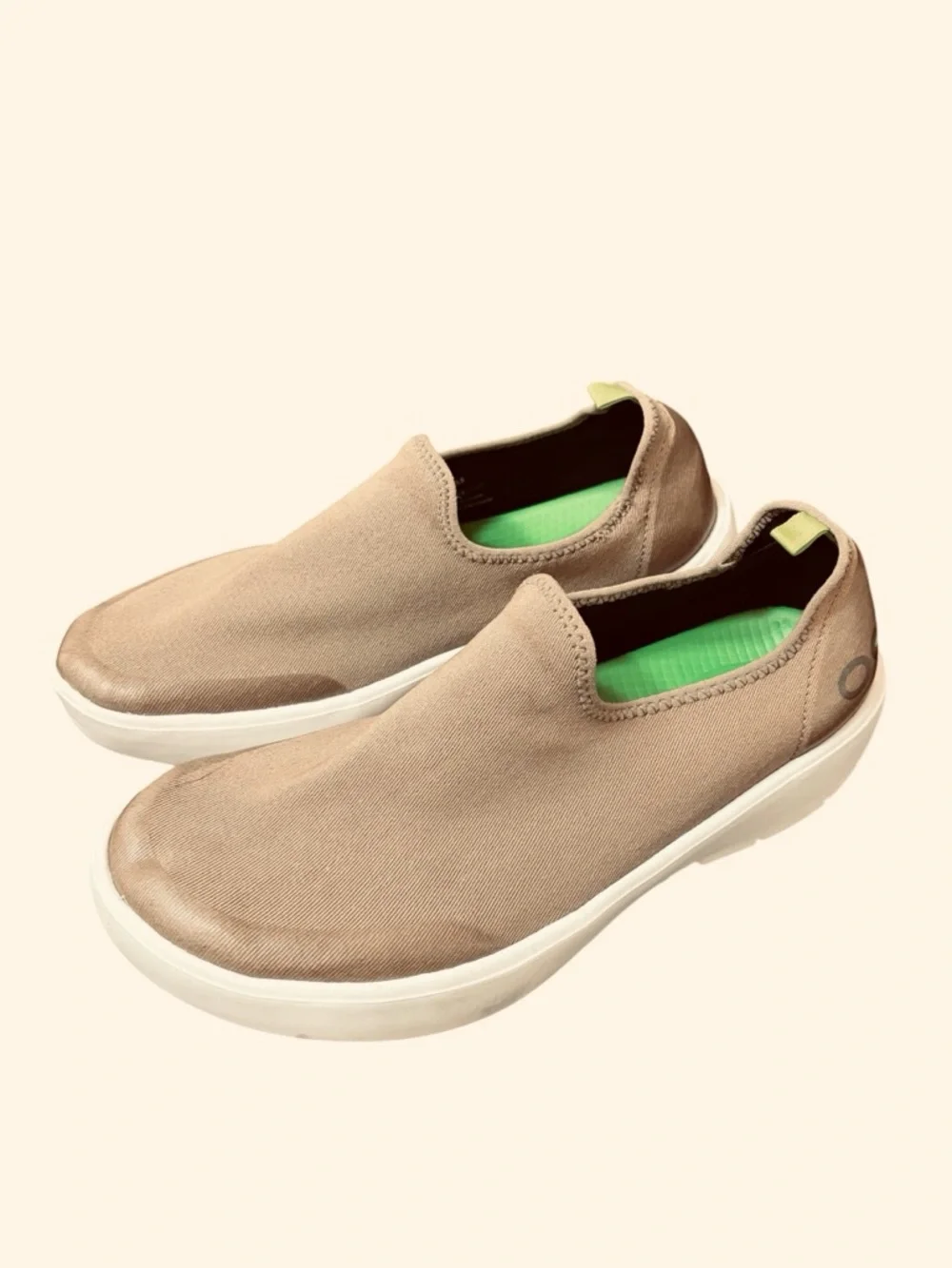 OOFOS Oomg Eezee Taupe canvas Slip-On Loafers in Tan with Green Insole Sz 9.5